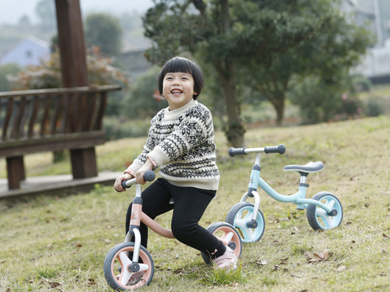 Hvornår lærer forældre deres børn balancecykel? Hvor meget øvelse er bedre?